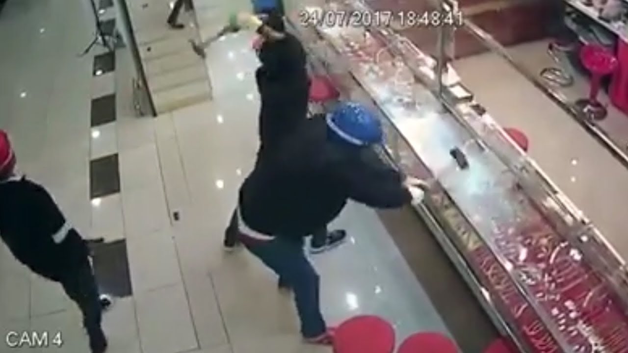 Suspects fail to break into jewelry store with triple-pane glass